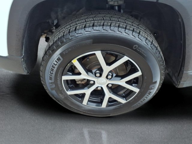 Used 2023 Jeep Grand Cherokee Limited AWD/4WD image 9
