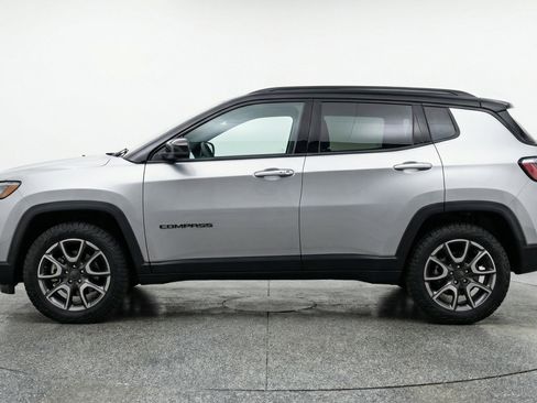Used 2025 Jeep Compass Trailhawk image 5