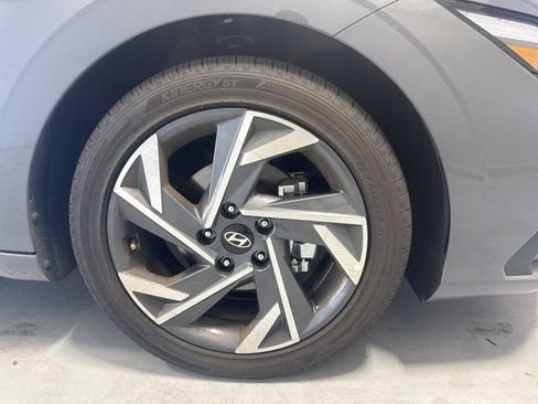 Certified 2025 Hyundai Elantra Limited image 4
