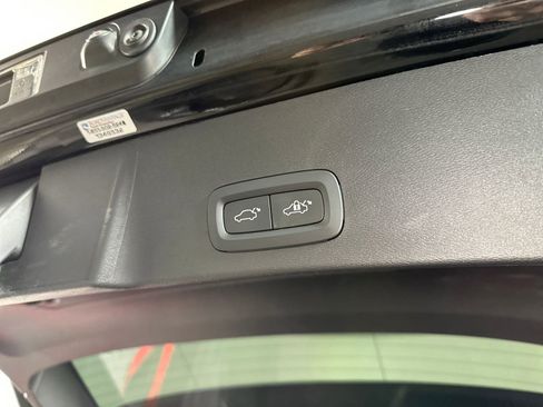 Certified 2022 Volvo XC40 T5 Momentum image 40