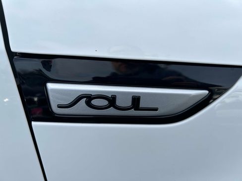 Used 2017 Kia Soul + image 17