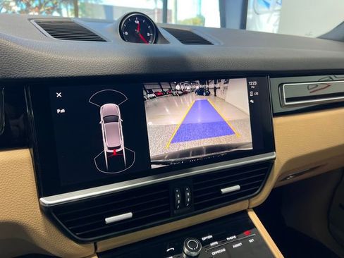 Used 2023 Porsche Cayenne Platinum Edition image 51