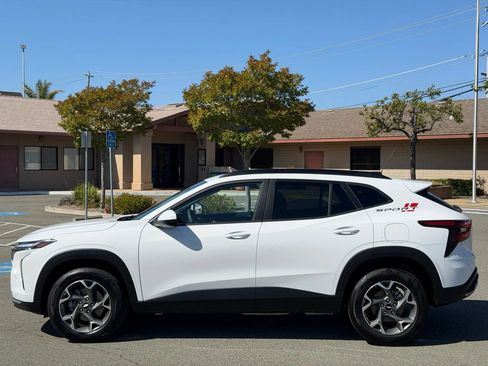 Used 2025 Chevrolet Trax LT w/ LPO, Blackout Package FWD image 2
