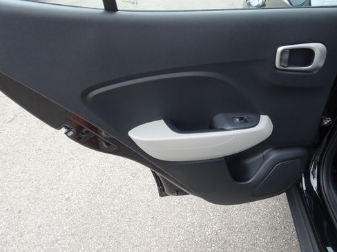 Used 2023 Hyundai Venue SEL FWD image 16