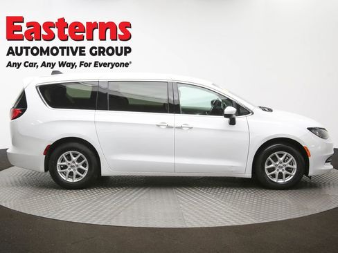 Used 2022 Chrysler Voyager LX image 42