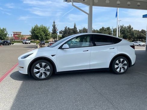 Used 2022 Tesla Model Y Long Range AWD/4WD image 1