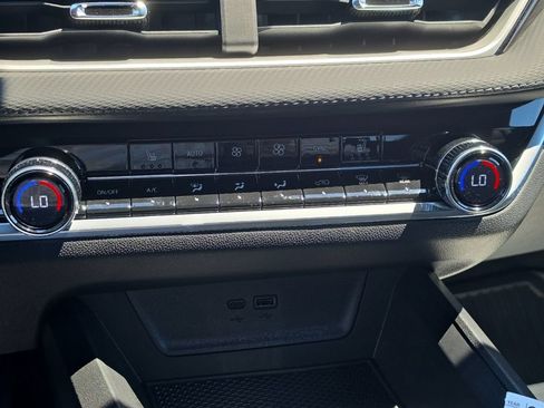 New 2026 Chevrolet Equinox LT w/ Convenience Package II FWD image 16