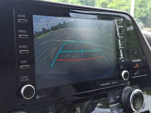 Used 2022 Toyota Highlander XLE image 24