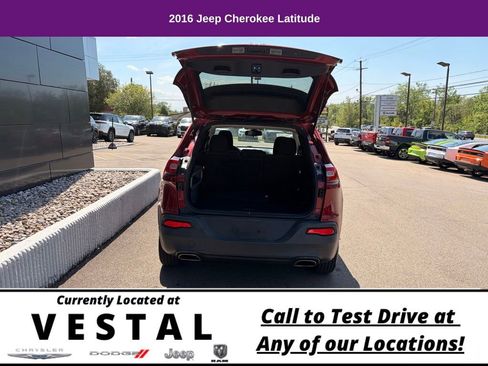 Used 2016 Jeep Cherokee Latitude AWD/4WD image 10