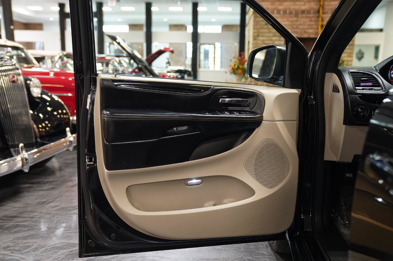 Used 2019 Dodge Grand Caravan SXT FWD image 19