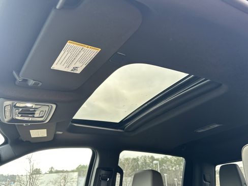 Used 2024 Chevrolet Silverado 2500 ZR2 w/ Technology Package image 30