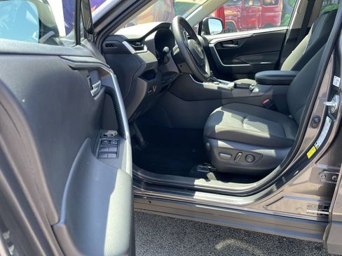 Used 2025 Toyota RAV4 XLE AWD/4WD image 14
