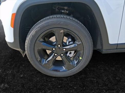 New 2025 Jeep Grand Cherokee Altitude image 32