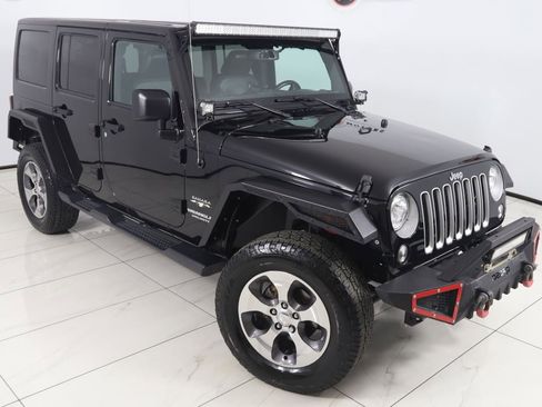 Used 2017 Jeep Wrangler Unlimited Sahara w/ Connectivity Group image 14
