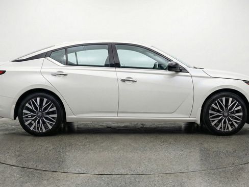 Used 2025 Nissan Altima 2.5 SV image 11