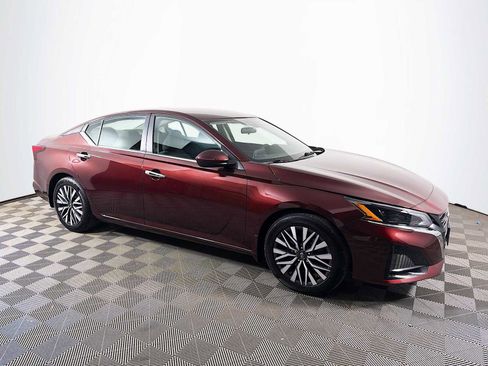 Used 2023 Nissan Altima 2.5 SV FWD image 3