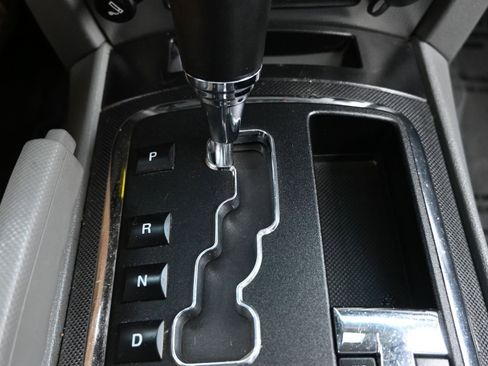 Used 2006 Jeep Commander Base image 16