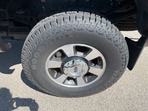 Used 2015 Ford F350 Lariat image 2