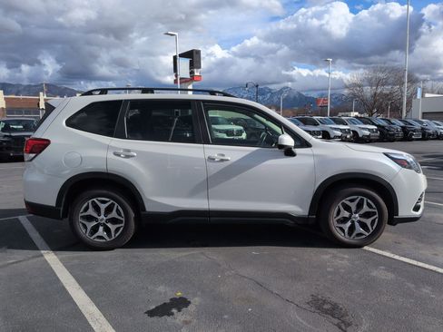 Used 2022 Subaru Forester Premium image 2