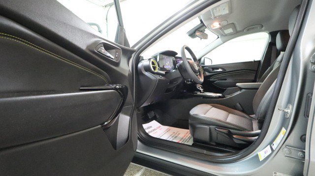 Used 2025 Chevrolet Trax LT FWD image 9