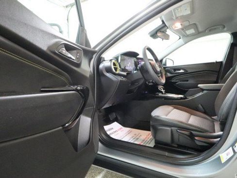 Used 2025 Chevrolet Trax LT FWD image 9