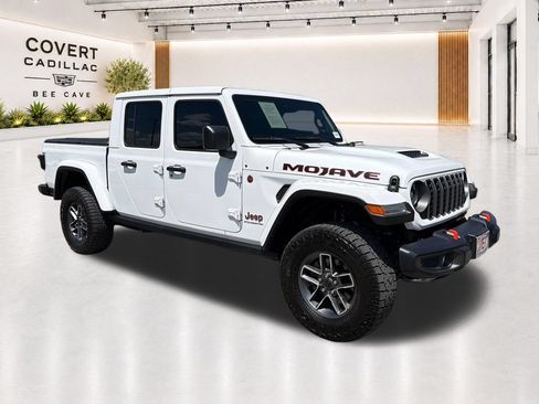 Used 2025 Jeep Gladiator Mojave w/ Convenience Group AWD/4WD image 1