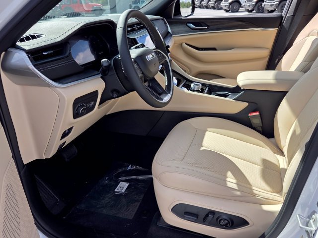 New 2027 Jeep Grand Cherokee Limited RWD image 15
