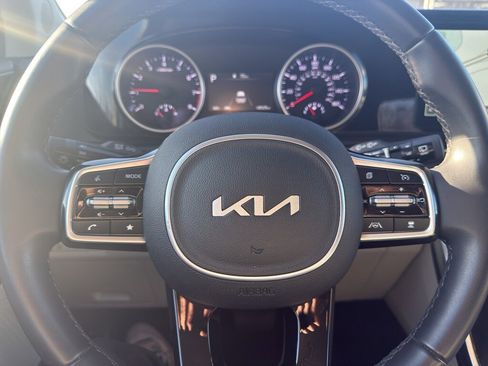 Used 2024 Kia Carnival EX image 15