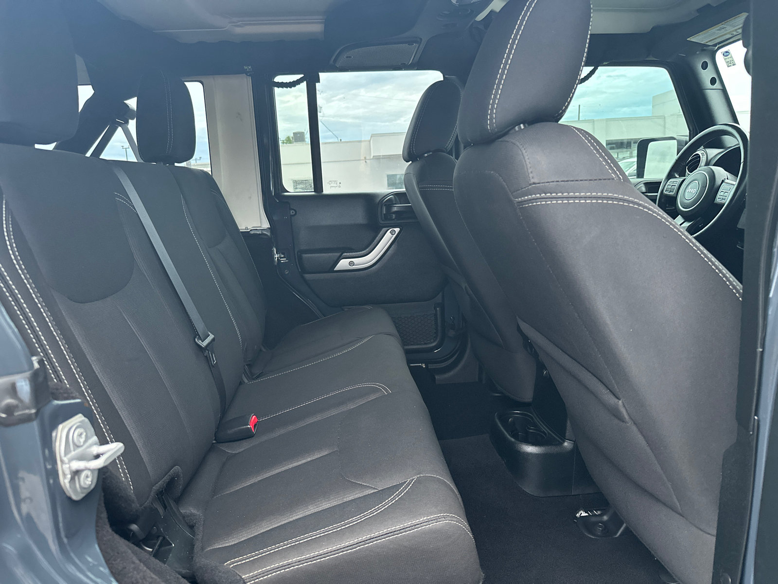 Used 2018 Jeep Wrangler Unlimited Rubicon w/ Cold Weather Group AWD/4WD image 17