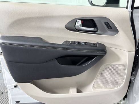 Used 2023 Chrysler Pacifica Touring-L FWD image 19