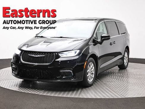 Used 2023 Chrysler Pacifica Touring-L FWD image 1