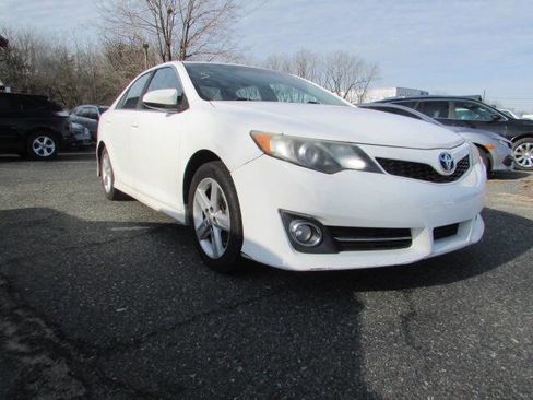 Used 2014 Toyota Camry SE image 1