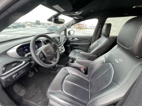 Used 2023 Chrysler Pacifica Touring-L w/ Uconnect Theater Family Group image 2
