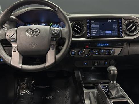 Used 2022 Toyota Tacoma TRD Off-Road AWD/4WD image 11