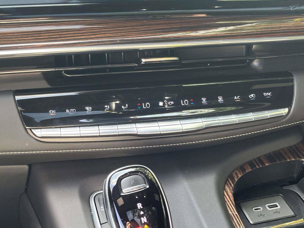 Used 2021 Cadillac Escalade ESV Premium Luxury AWD/4WD image 28