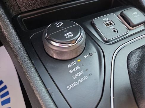 Used 2019 Jeep Cherokee Latitude Plus w/ Cold Weather Group image 22