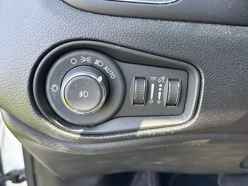 Used 2019 Jeep Renegade Limited w/ UConnect 8.4 Nav Group AWD/4WD image 28