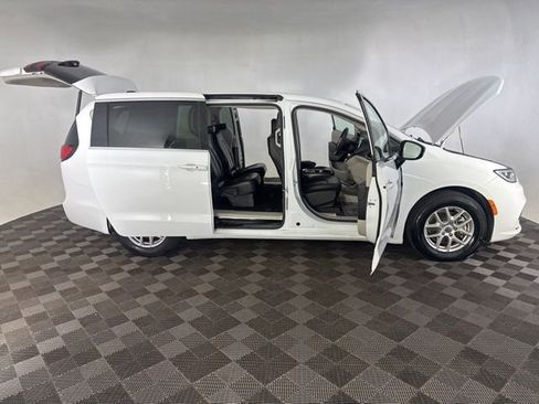 Used 2024 Chrysler Pacifica Touring-L FWD image 16