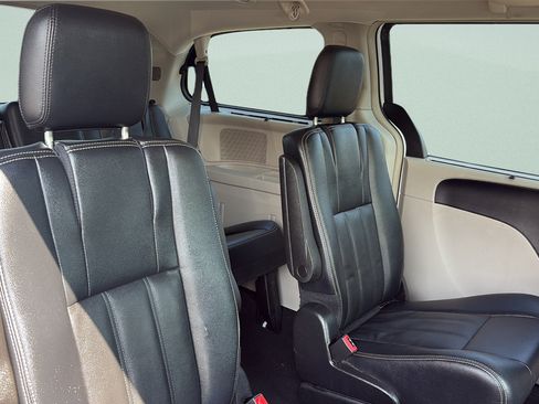 Used 2016 Chrysler Town & Country Touring FWD image 20