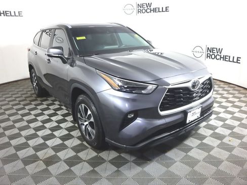 Used 2023 Toyota Highlander XLE image 3