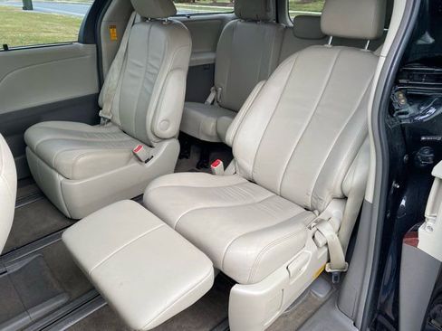 Used 2014 Toyota Sienna XLE image 21