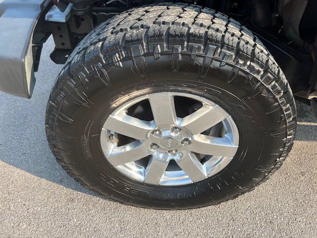 Used 2007 Jeep Wrangler Unlimited Sahara w/ Dual Top Group RWD image 9