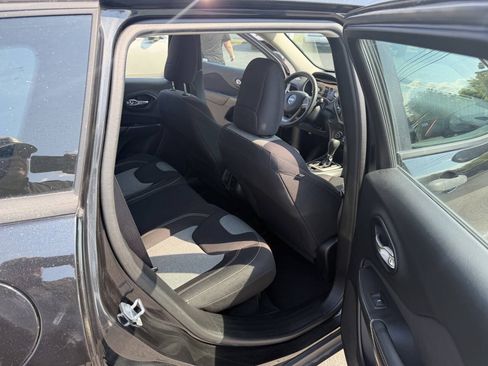 Used 2016 Jeep Cherokee Sport FWD image 11