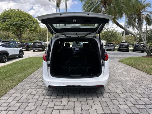 Used 2024 Chrysler Pacifica Touring FWD image 28