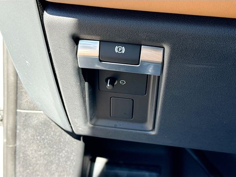 Used 2023 Land Rover Defender 90 X-Dynamic SE image 36