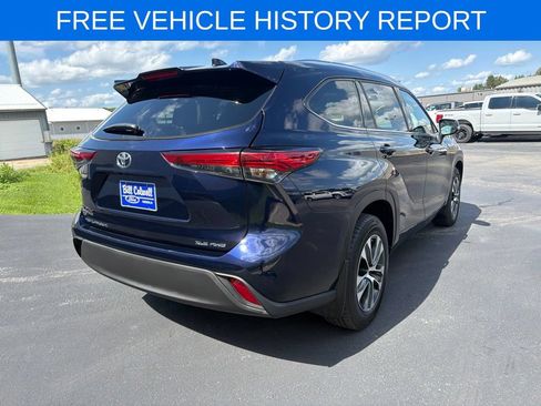 Used 2021 Toyota Highlander XLE AWD/4WD image 4