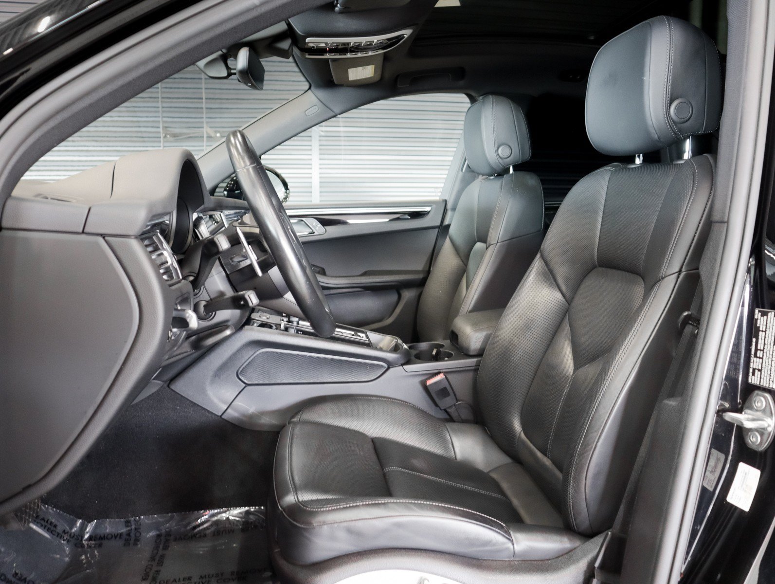 Certified 2023 Porsche Macan AWD/4WD image 5