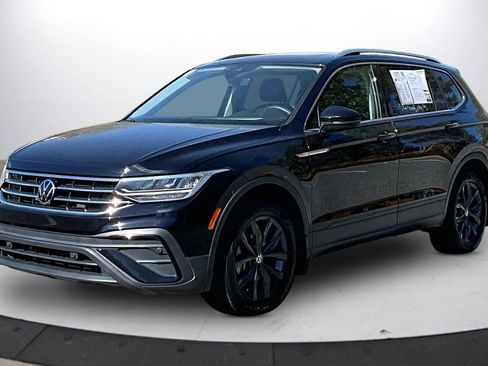 Used 2022 Volkswagen Tiguan SE w/ Panoramic Sunroof Package FWD image 4