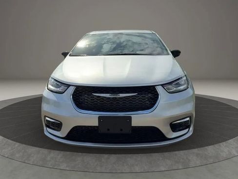 Used 2026 Chrysler Pacifica Select FWD image 3