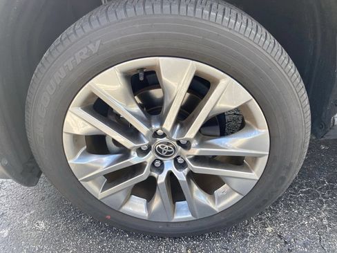 Used 2021 Toyota RAV4 XLE Premium FWD image 10